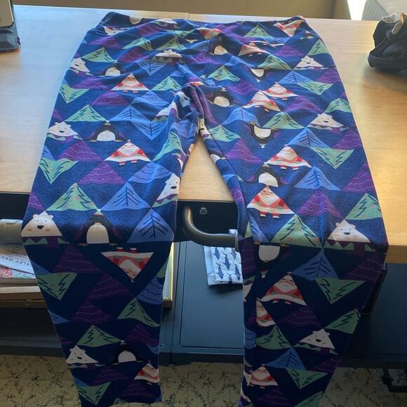 LULAROE soft fleece Christmas themed leggings - Picture 1 of 4